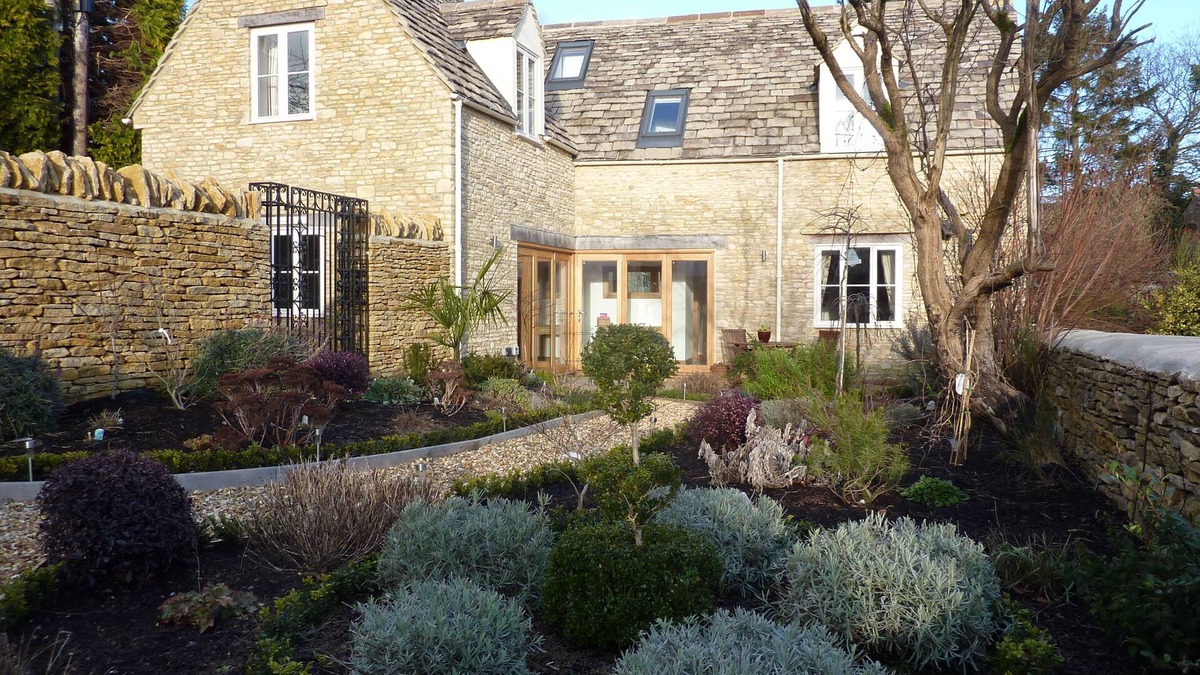 Sherston House | Charming Cotswold Stone Cottage with 3 Large En-Suite Bedrooms and Pretty Garden