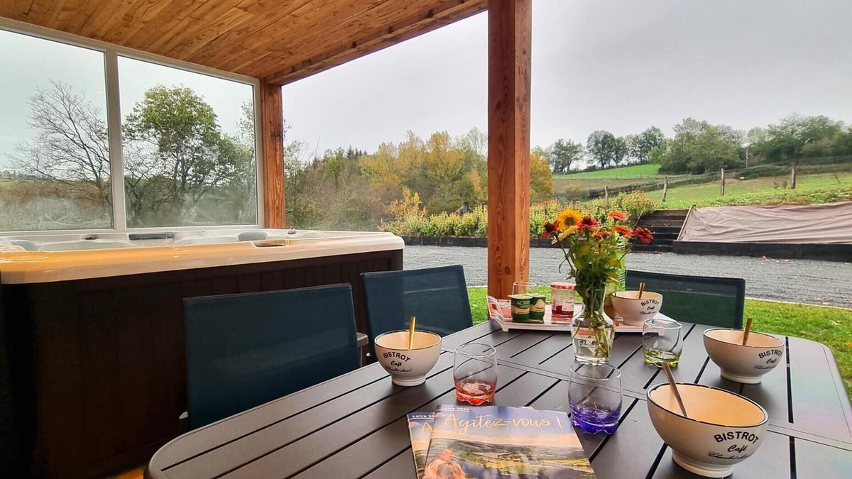 Pouilly-les-Feurs Cottage | *Charming Cottage with Spa, Spacious Balcony, and Modern Amenities Near Scenic Nature*