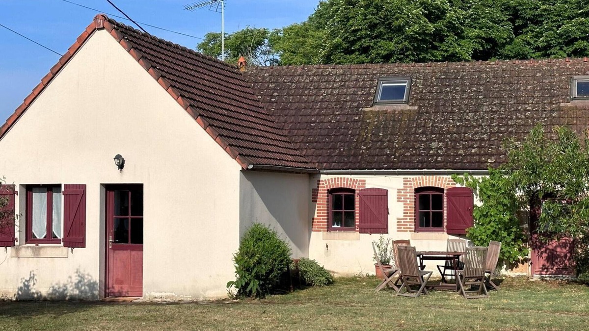 Toulon-sur-Allier Cottage | Charming Cottage Near Nature Reserve with Modern Comforts, Fireplace, and Scenic Garden