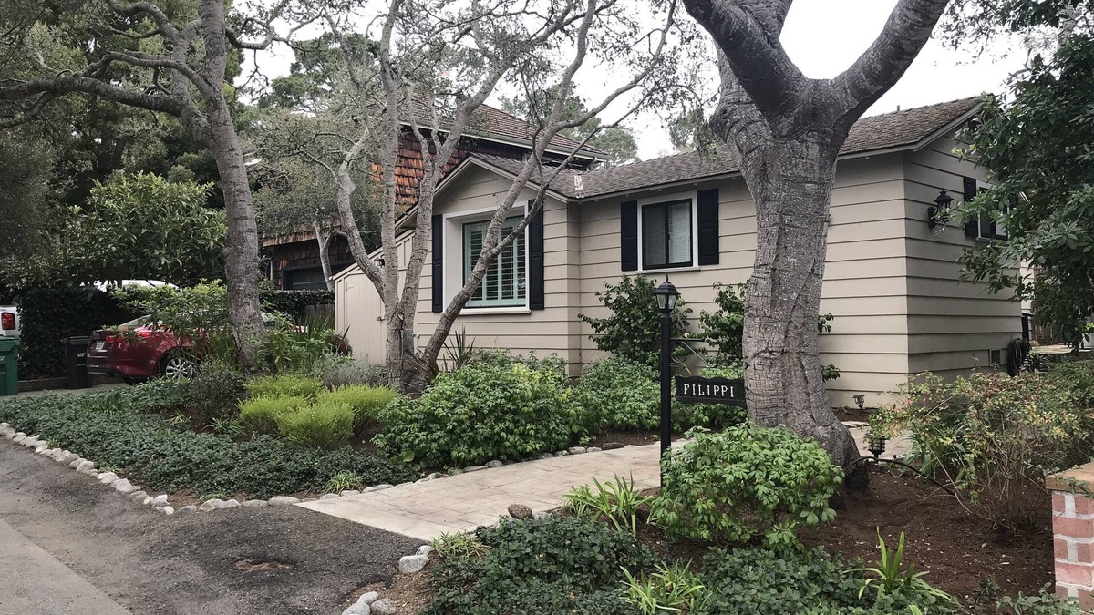 Golden Rectangle Cottage | Charming Cottage In Golden Rectangle! nEasy close walk to town and beach.