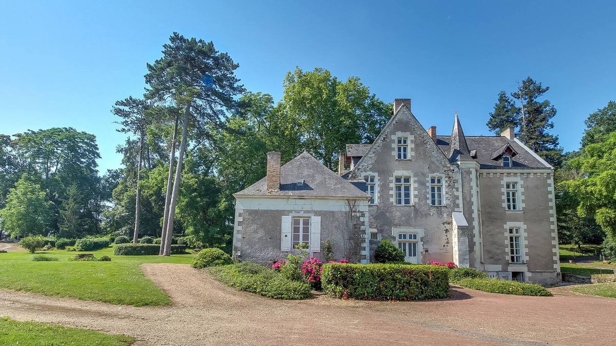 Montreuil-Juigne House | Charming cottage on the banks of the Mayenne river