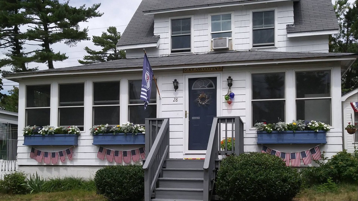 Old Orchard Beach Cottage | *Charming Cottage 5 min walk to beach & 8 min. walk to pier !