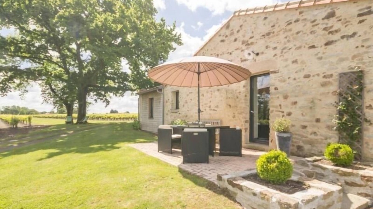 Chateau-Thebaud Cottage | Charming cottage with heated pool and WiFi - 2 bedrooms