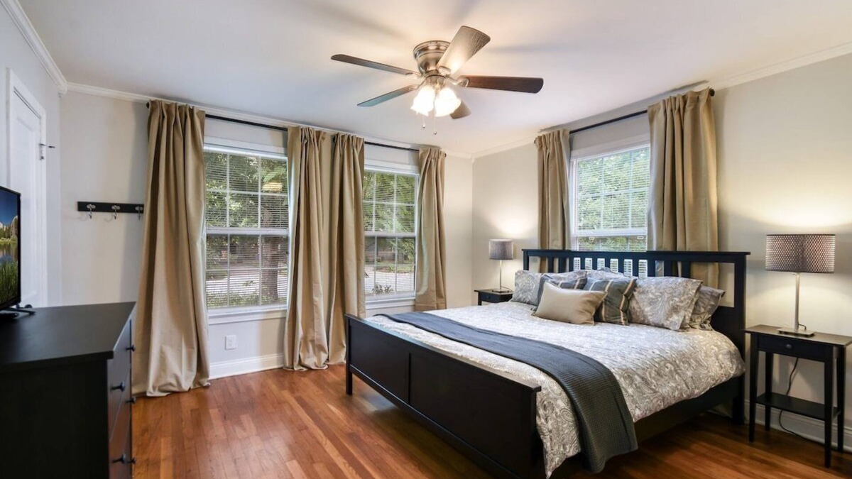 Brentwood House | Charming Cottage 2 Living 5 Beds by AustinGetaways