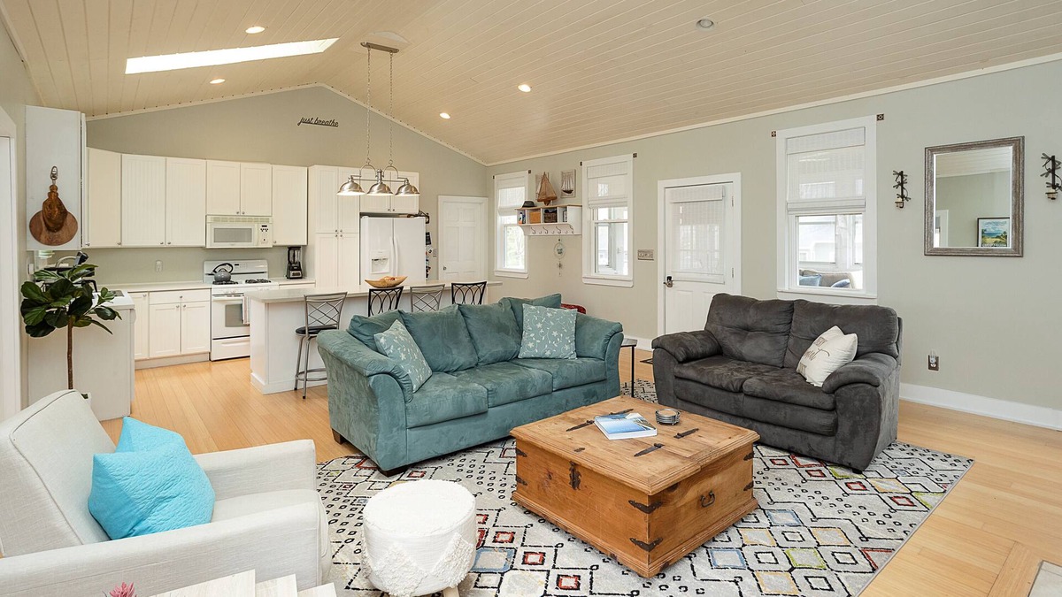 New Buffalo Cottage | Charming cottage 2blks to town, walking distance to beach & restaurants, hot tub