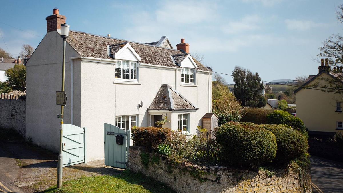 Manorbier Cottage | Charming Cottage, 5 Minute Walk to the beach, free passes to the Castle