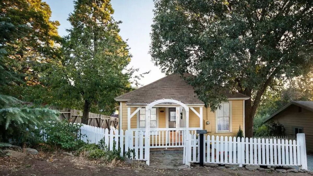 Julian Cottage | Charming cottage.A 1 minute walk to Main Street. Shops, Restaurants and more.