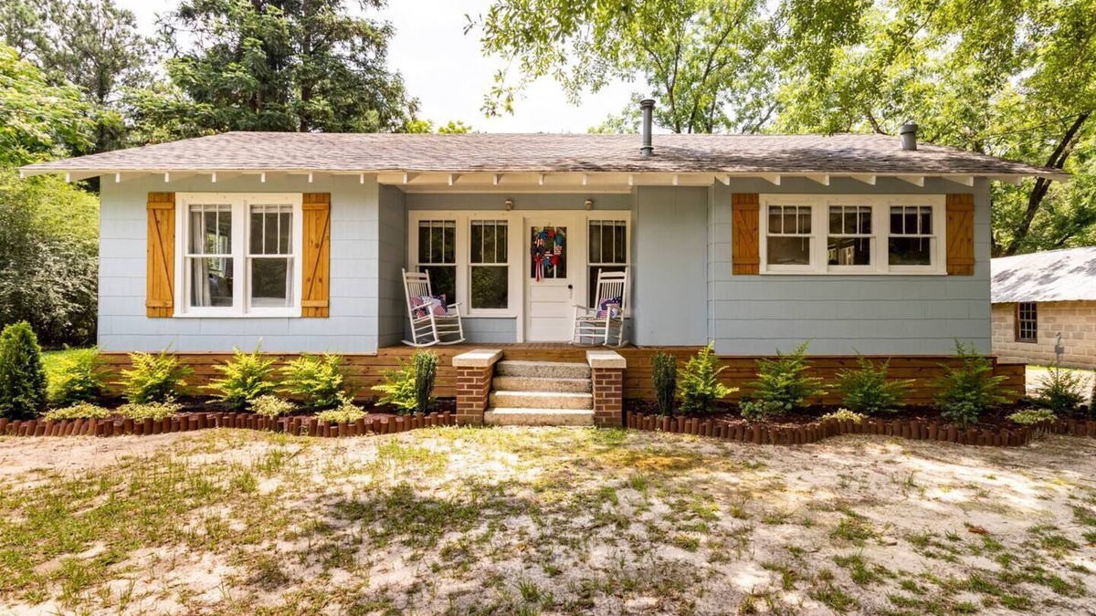 Stone County Cottage | Charming Cottage + Barn-Sleeps 6-by Flint Creek🎣🛶🌿