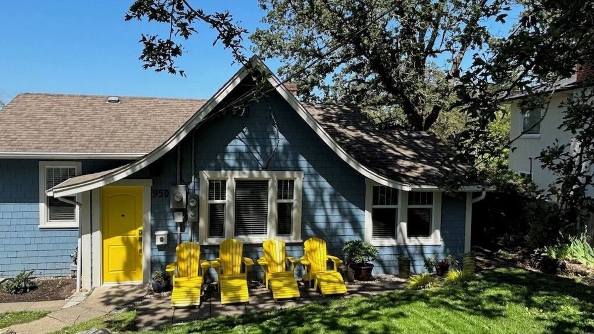 Saanich Bed & Breakfast | Charming Cottage Centrally LocatednBusiness Licence #28949