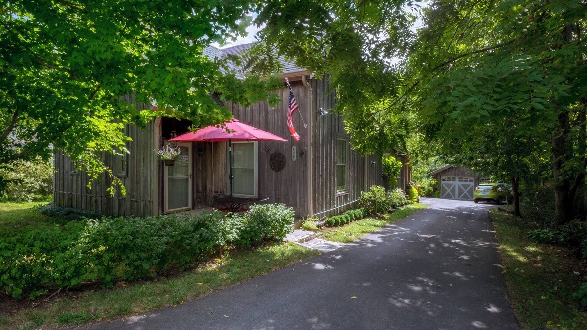 Midway House | Charming Cottage Conveniently Located In The Heart Of Horse And Bourbon Country