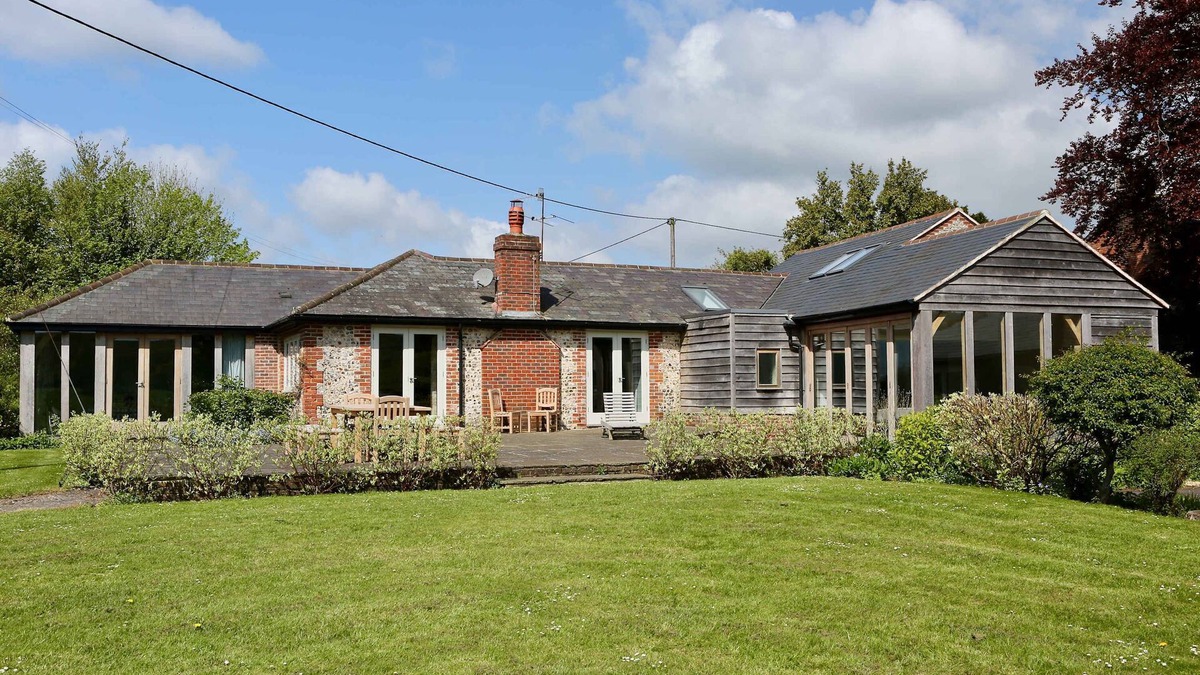 Eartham House | Charming Cottage for 10 in Heart of South Downs