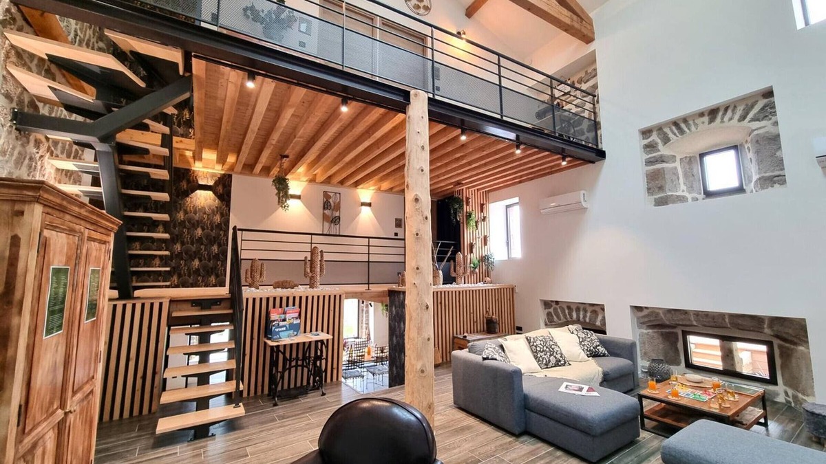 Champdieu Cottage | Charming Cottage for 6 with Garden and Spa in Champdieu