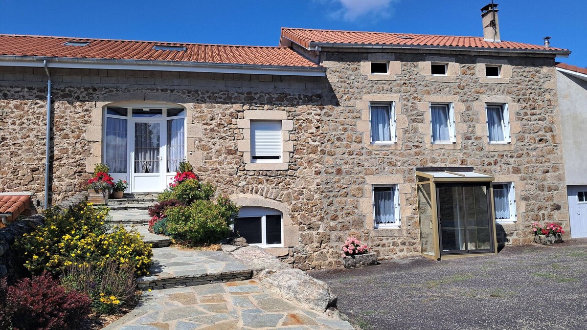 Raucoules Cottage | Charming Cottage for 6 with Terrace and Wifi