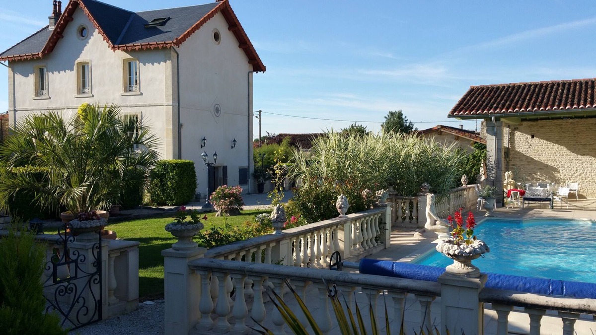 Cherbonnieres Cottage | Charming cottage with all comfort in the heart of the Saintonge Dorée. Heated swimming pool