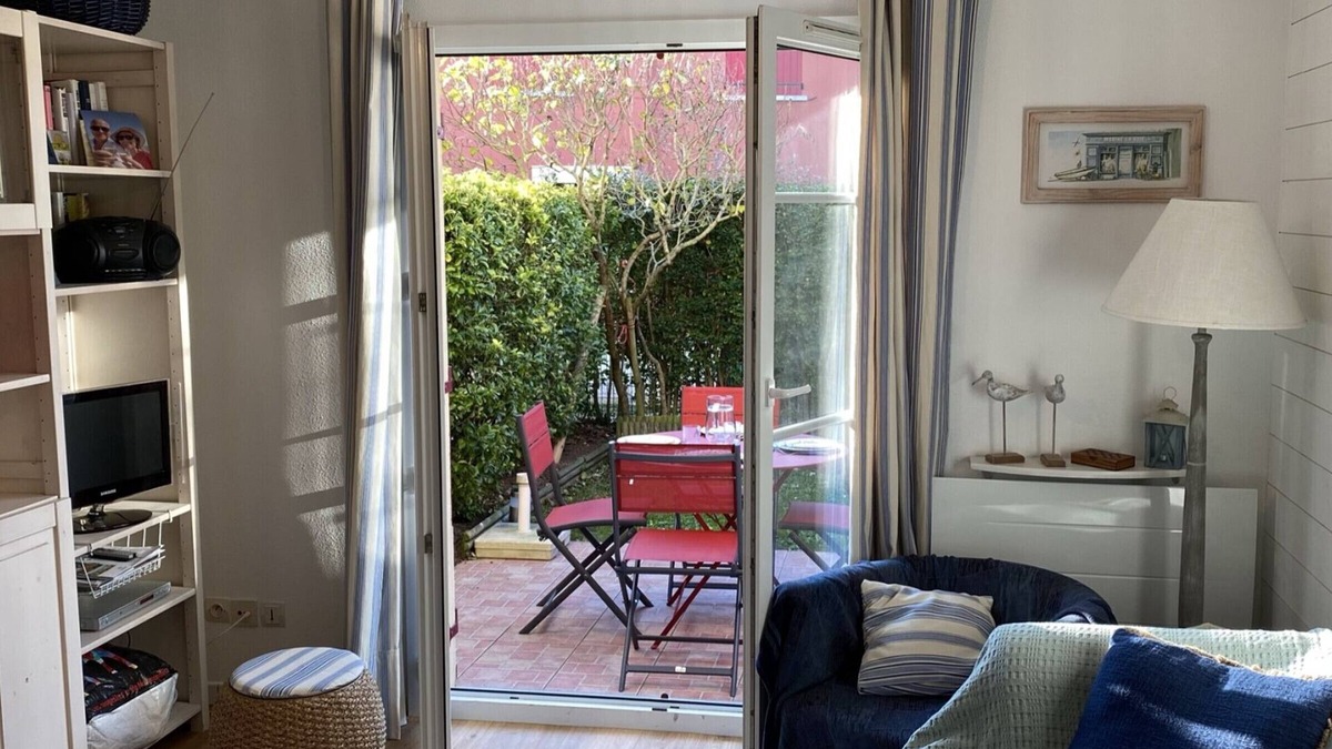 Port Guillaume Apartment | Charming Cottage Near Port Guillaume, 2 Bedrooms, Private Garden, Close to Beach