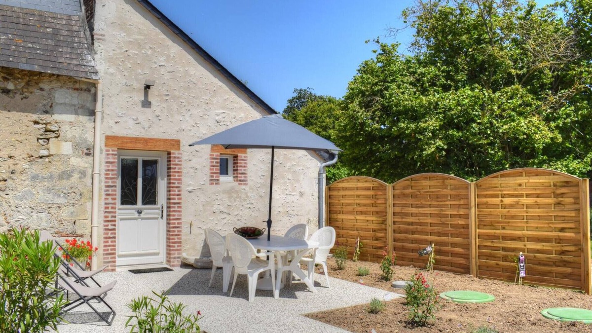 Joue-les-Tours Cottage | Charming Cottage in Orchard with Modern Amenities & Scenic Views