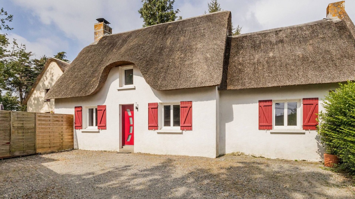 Saint-Lyphard Cottage | Charming Cottage with Terrace, Near Beaches, Parking, Wi-Fi, Baby Equipment, and Ping-Pong