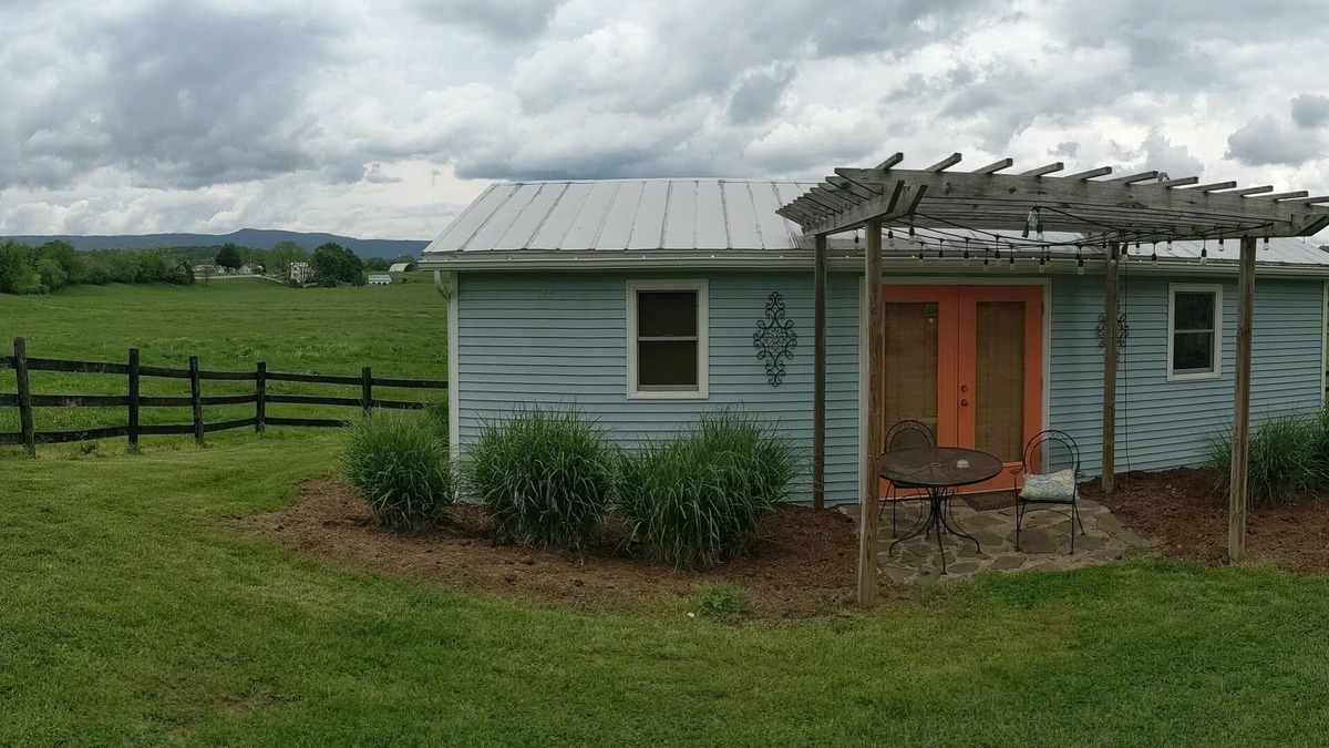Luray Cottage | Charming Cottage, Fresh Eggs, Friendly Pets AND Pet Friendly!