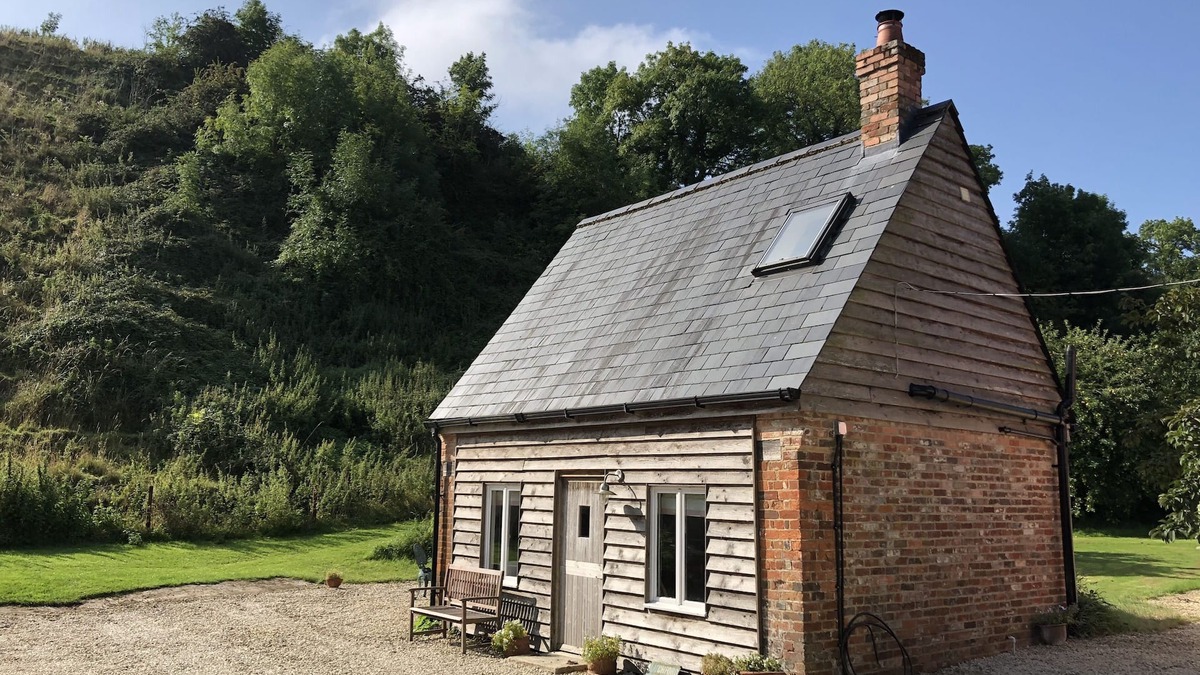 Cliffe Pypard Cottage | Charming cottage with fabulous views.