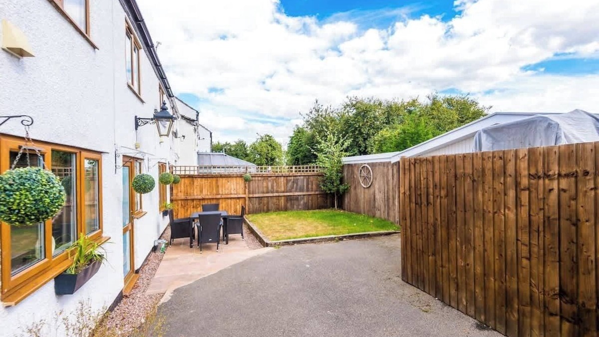 Chorlton-by-Backford Cottage | Charming cottage, ideal for Families, Free Parking