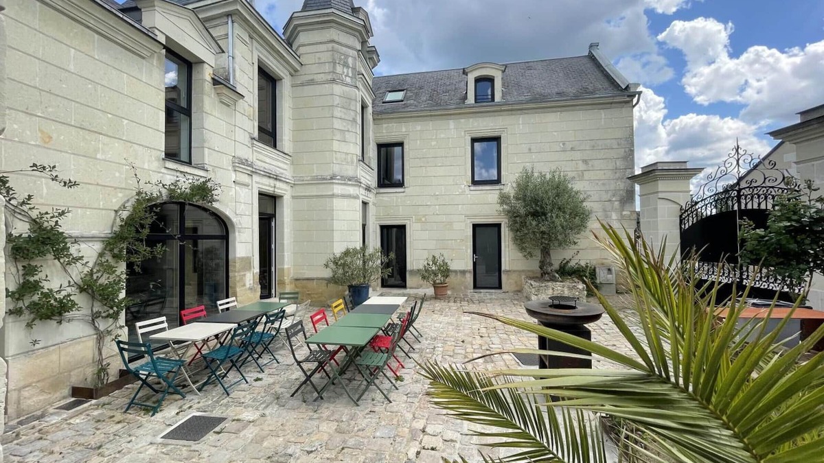 Avoine Cottage | Charming Cottage in Avoine with Private Spa and Garden