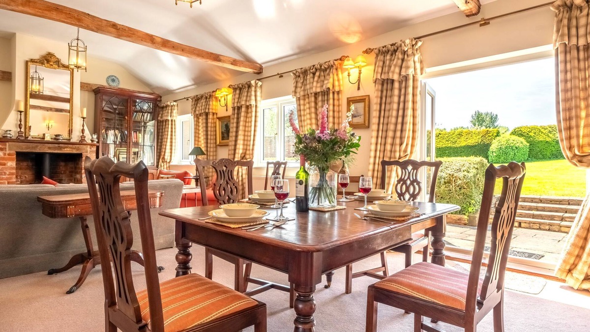 Layham Cottage | Charming cottage in beautiful private countryside with a boating lake - The Calf Pens