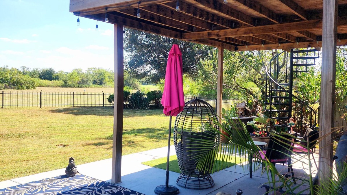 Cypress Cottage | Charming cottage in Cypress with lake view ,WiFi, AC and relaxing outdoor patio.