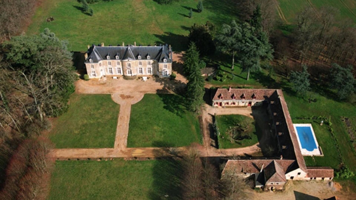 Le Tronchet Cottage | Charming Cottage in Castle Park with Heated Pool, Horse & Pet Friendly, Enjoy Apéros and Park Tours