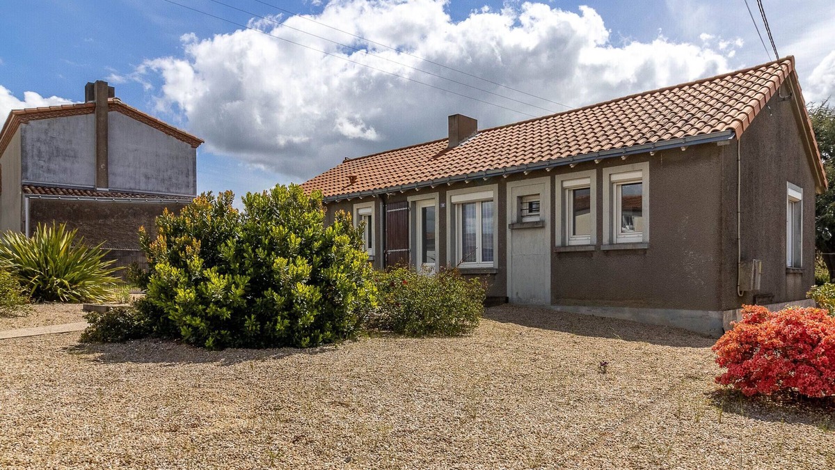 Saint-Germain-sur-Moine Cottage | Charming Cottage in Sèvremoine: Close to Shops, Attractions & Hellfest, Sleeps 5-6, Special Offer!