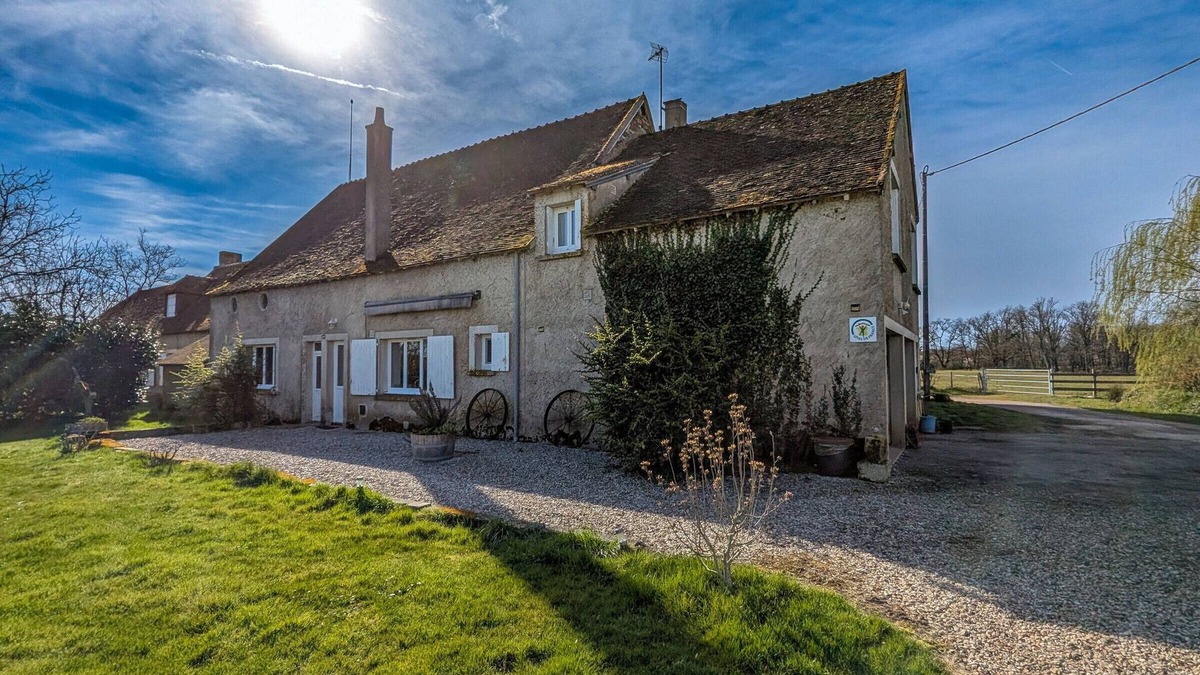 Vendœuvres Cottage | Charming Cottage in Berry with Pool Access & Private Garden