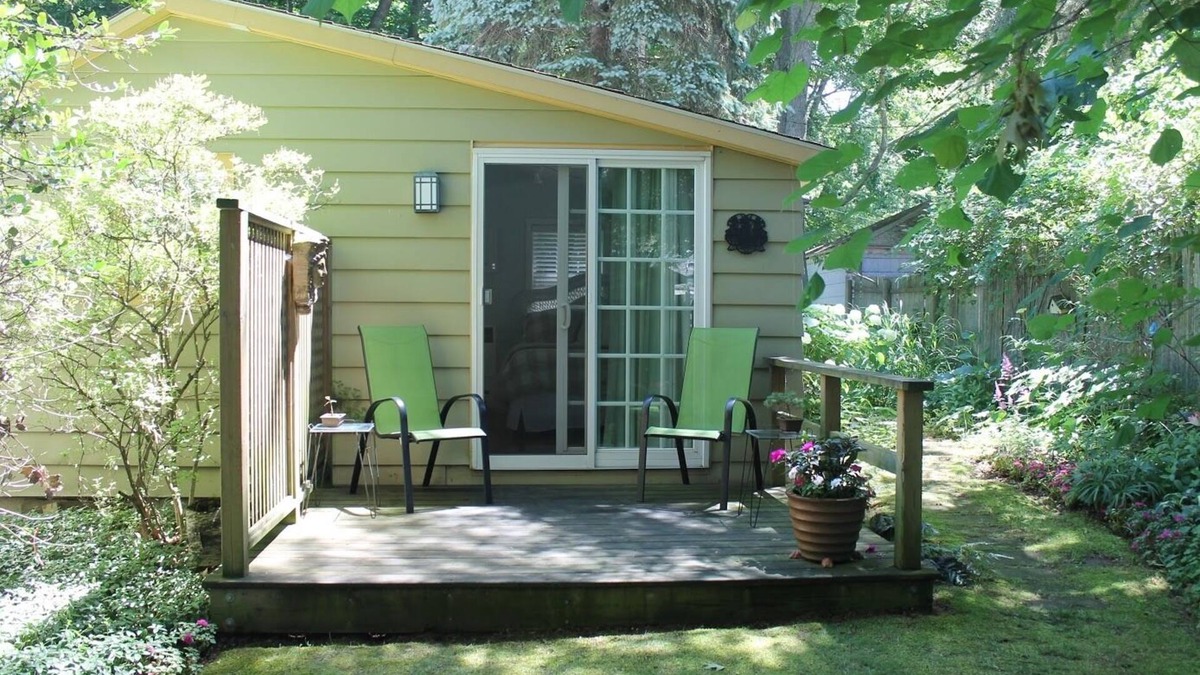 Saugatuck Cottage | Charming Cottage in Historical Dist with Beautiful Gardens-5 Minute Walk to Town