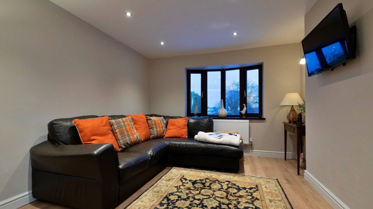 Cauldon Low Cottage | Charming cottage in Kingsley, No deposit
