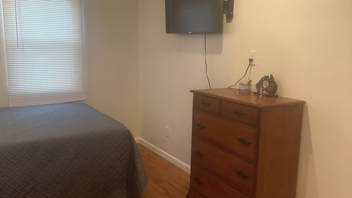 Kenner - Louis Armstrong International Airport Cottage | Charming cottage in Kenner with AC and WiFi. Enjoy your stay