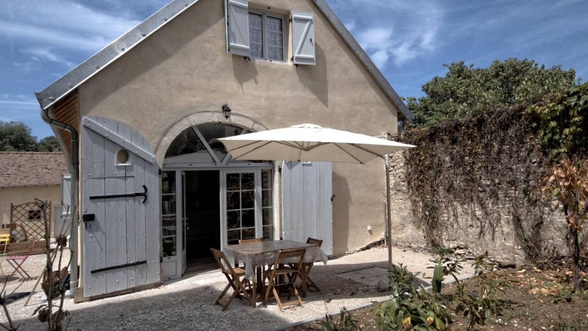Montagney Cottage | Charming cottage in Montagney with terrace and park, pets allowed, private parking