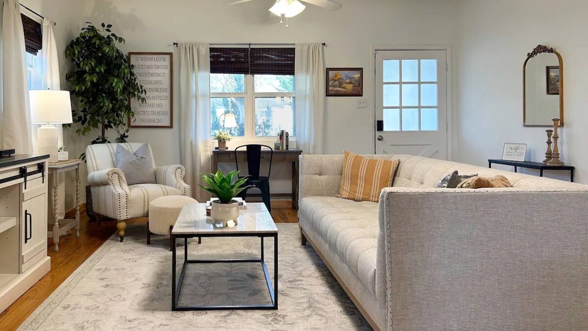 Tomball Cottage | Charming Cottage in Old Town Tomball -walk to shopping and restaurants