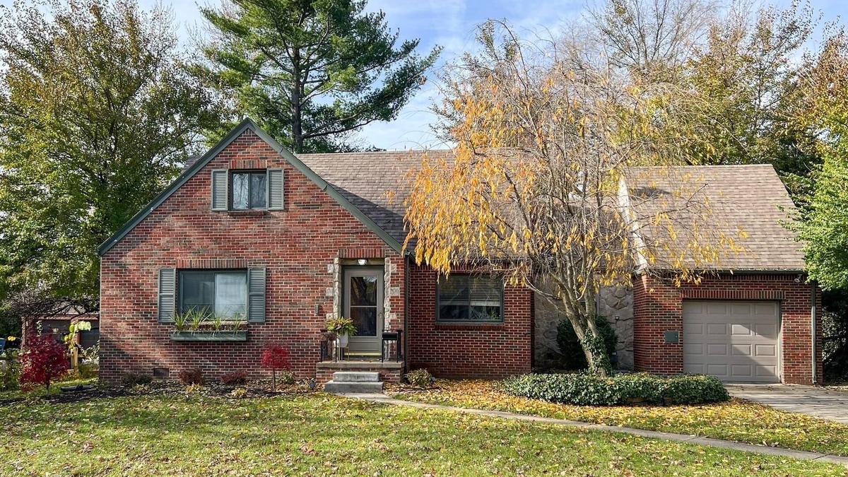Ottawa House | Charming Cottage in Toledo's popular Old Orchard neighborhood!
