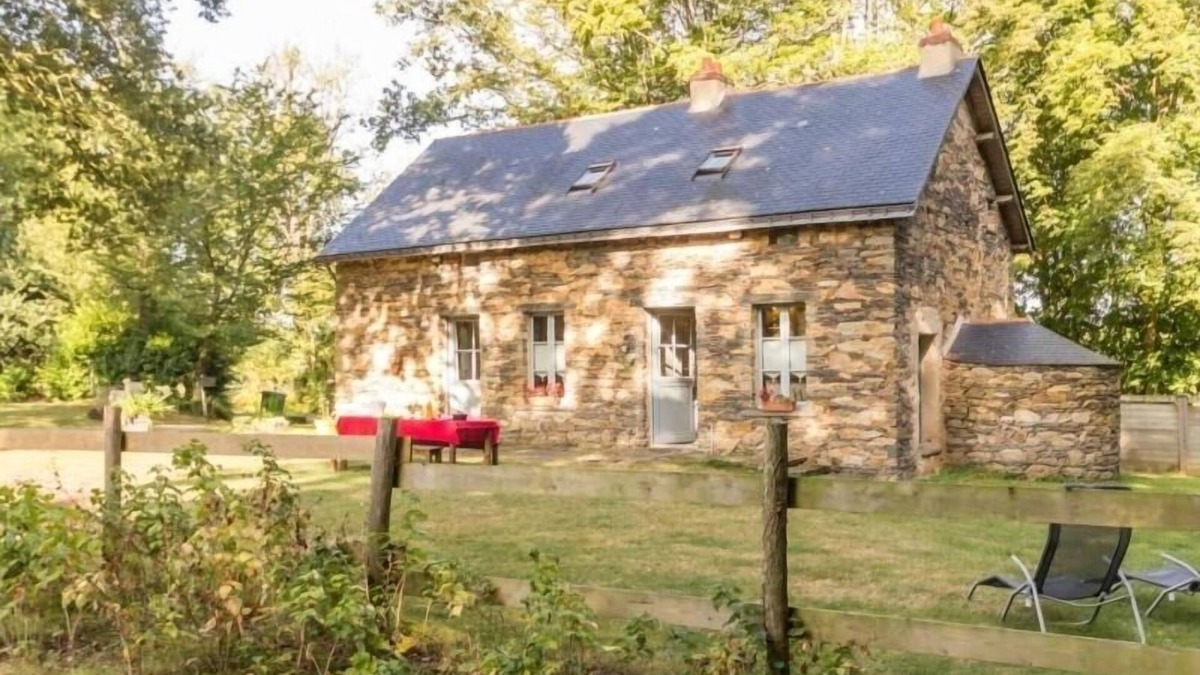 Nozay Cottage | Charming Cottage in Verdant Park with Modern Amenities & Family Activities