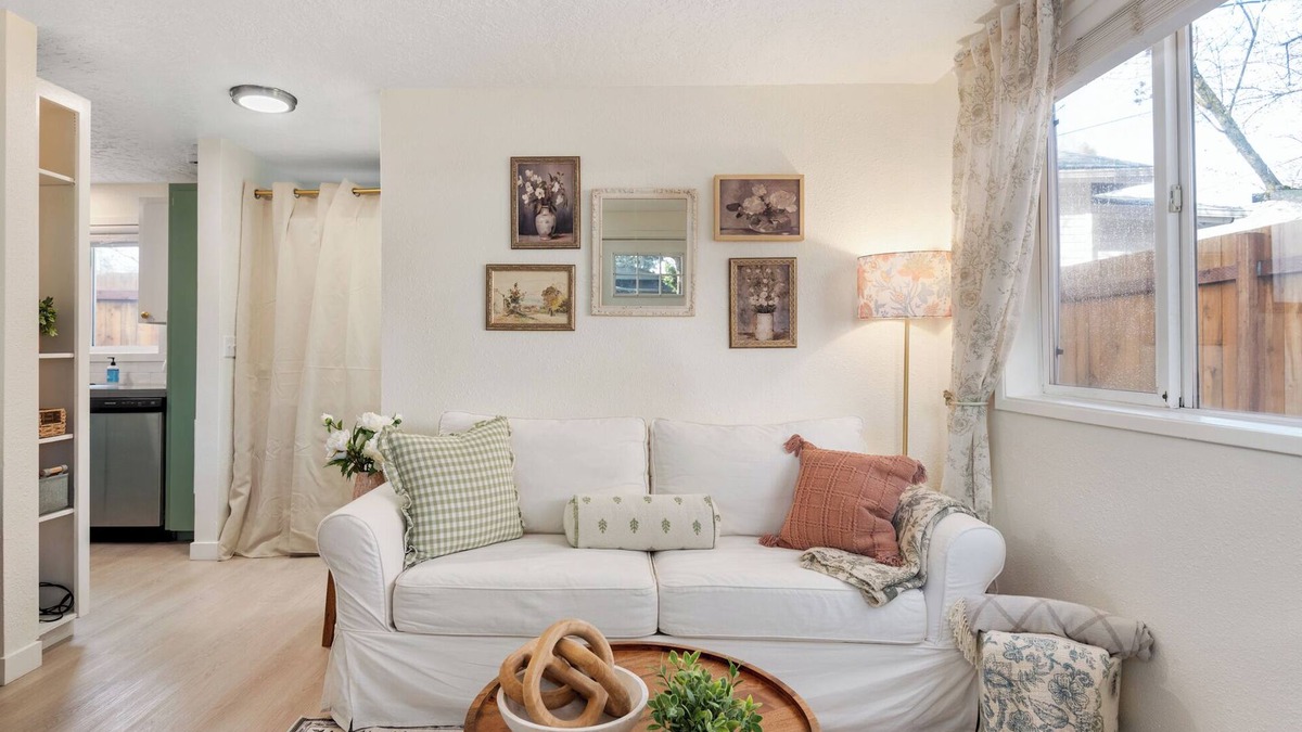 Sellwood-Moreland Cottage | Charming cottage in walkable Sellwood - free parking, WiFi, dedicated workspace