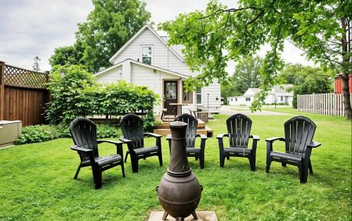 Wellington House | Charming Cottage in Wellington's Heart near Beach