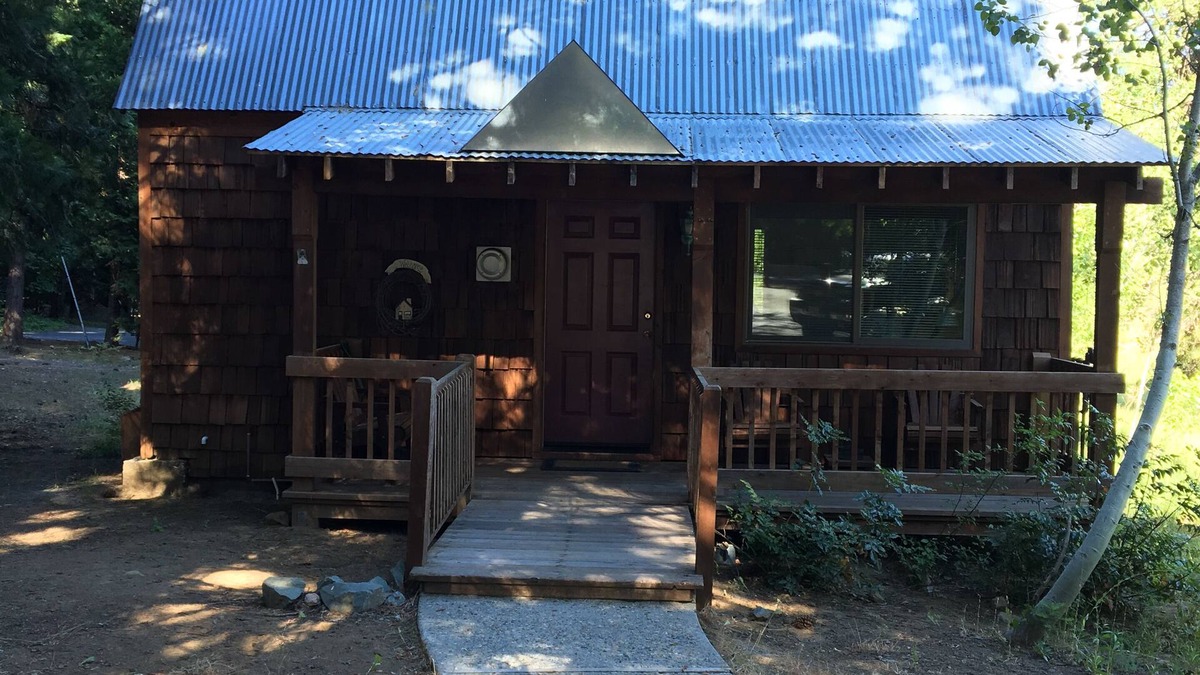 Dorrington Cottage | Charming Cottage Just Behind The Historic Dorrington Hotel!