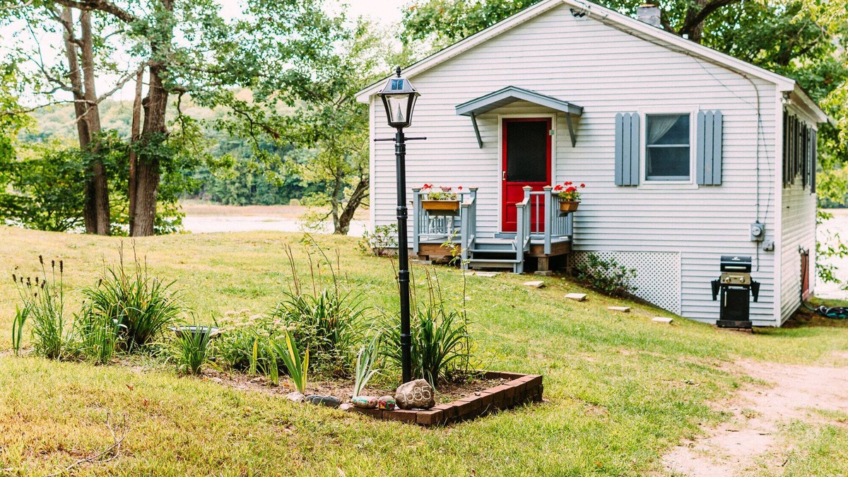 Hubbardton Cottage | Charming cottage located on peaceful Lake Bomoseen