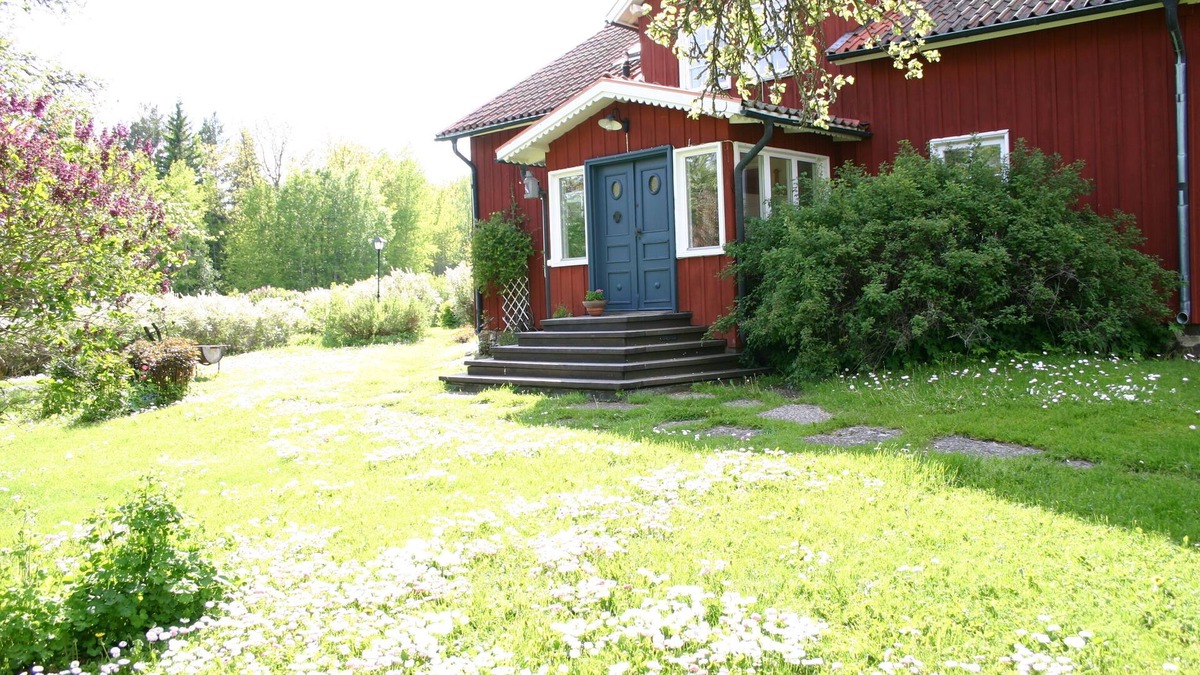 Hallstavik House | Charming cottage near the sea
