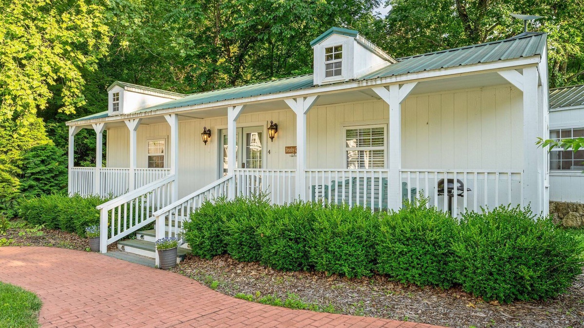 Blue Eye Cabin | Charming Cottage Near Branson | Babbling Creek & Covered Porch