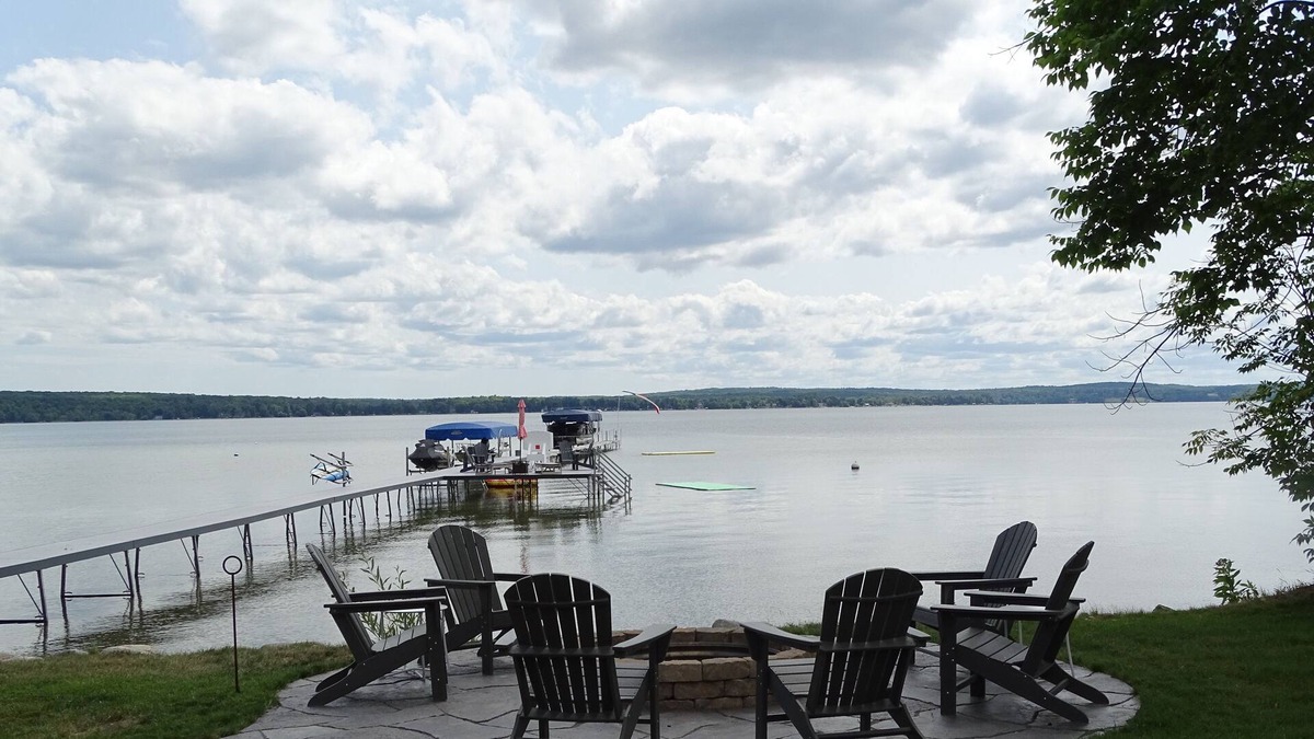 Brutus House | Charming Cottage on Beautiful Burt Lake