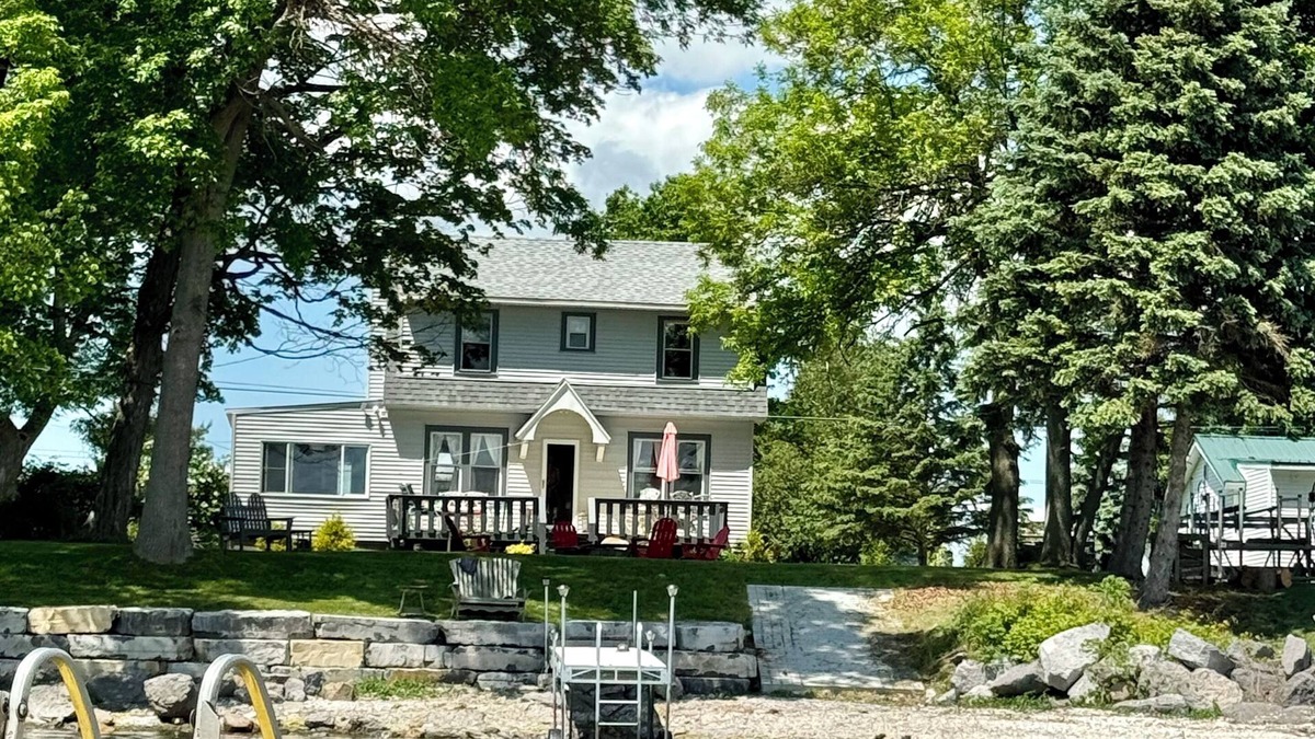 Chaumont House | Charming cottage on Chaumont Bay, pet friendly, kayaks, dock, ICE FISHING
