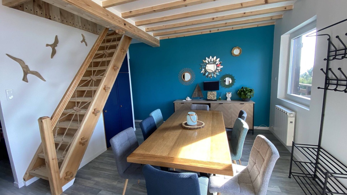 Montperreux Ski Chalet | Charming cottage on the shores of Lake Saint Point
