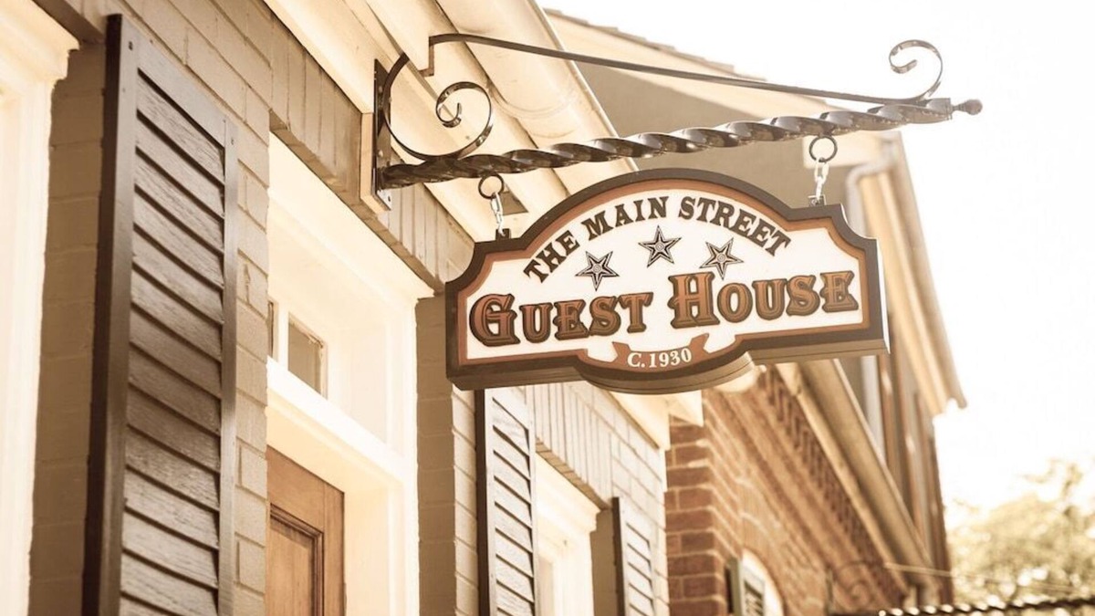 St. Charles House | Charming Cottage on Main St. in Historic St. Charles! Jetted Tub, 2 Fireplaces!
