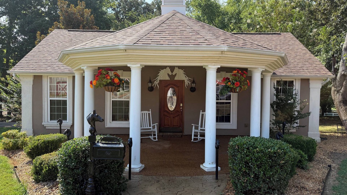 Idlewild House | Charming Cottage on 70 acre Horse Ranch, 14 miles from I-40, Carroll County, TN