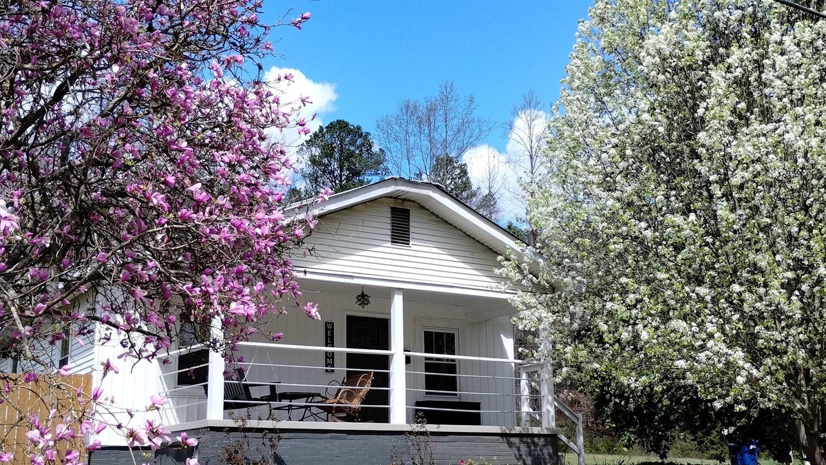Gallant Cottage | Charming cottage Pet Friendly 1 BR Tranquil Steele Wifi