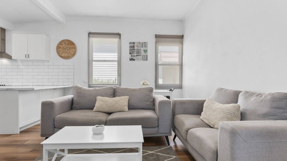 Golden Point House | Charming Cottage-Stylish Haven!